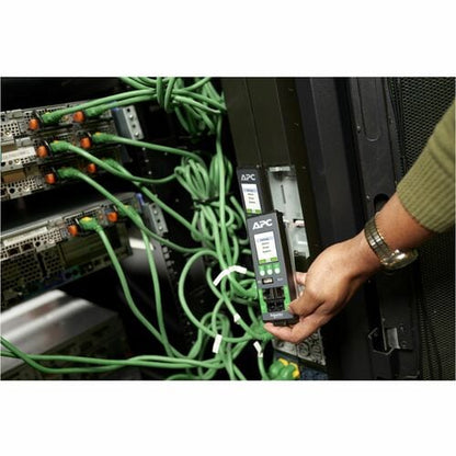 PDU NetShelter de APC by Schneider Electric con 42 tomas de corriente, conmutada, CS836